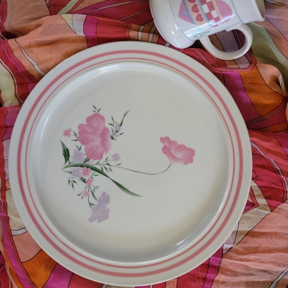 7 pc Vintage Strawberry Dish Setting Mismatched Setting - Picture 6 of 16